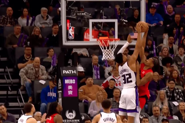 bwin官网登录入口-卡德威尔单手正面大帽阿巴基隔扣，随后招呼全场观众庆祝